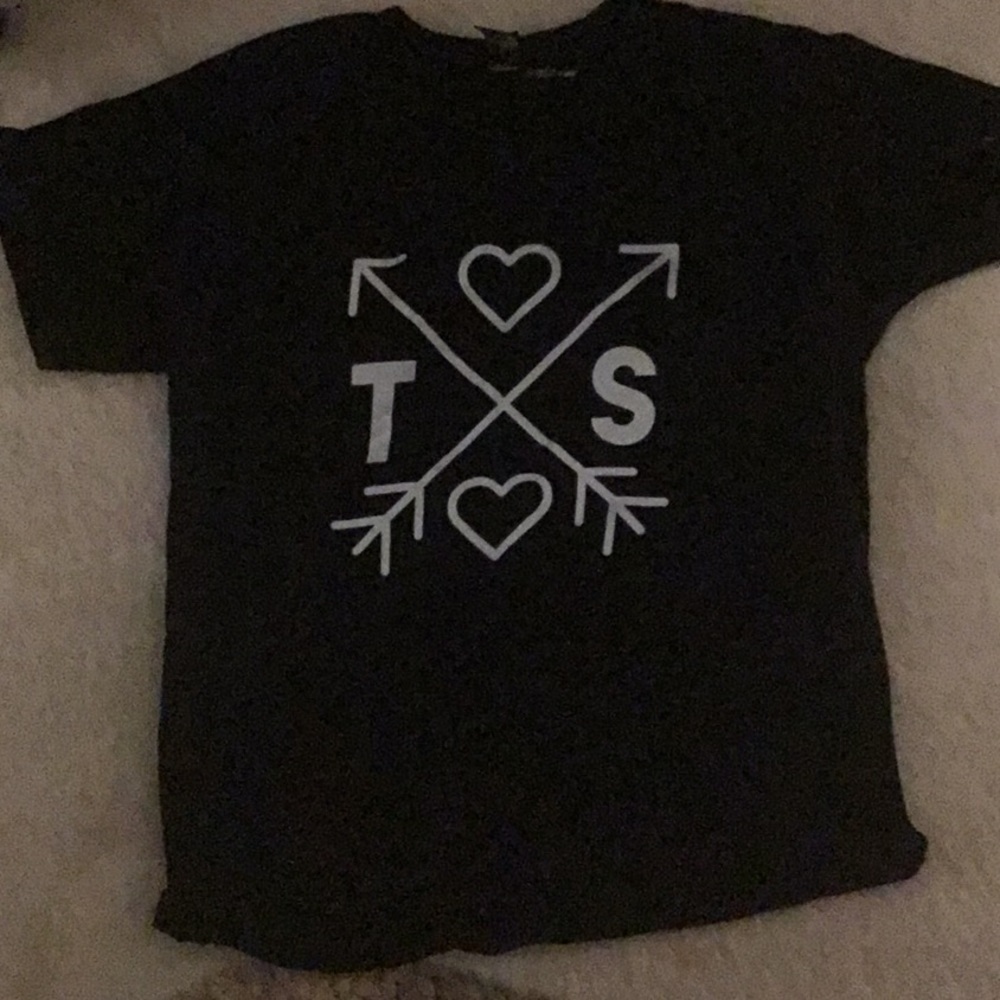 Taylor swift black shirt